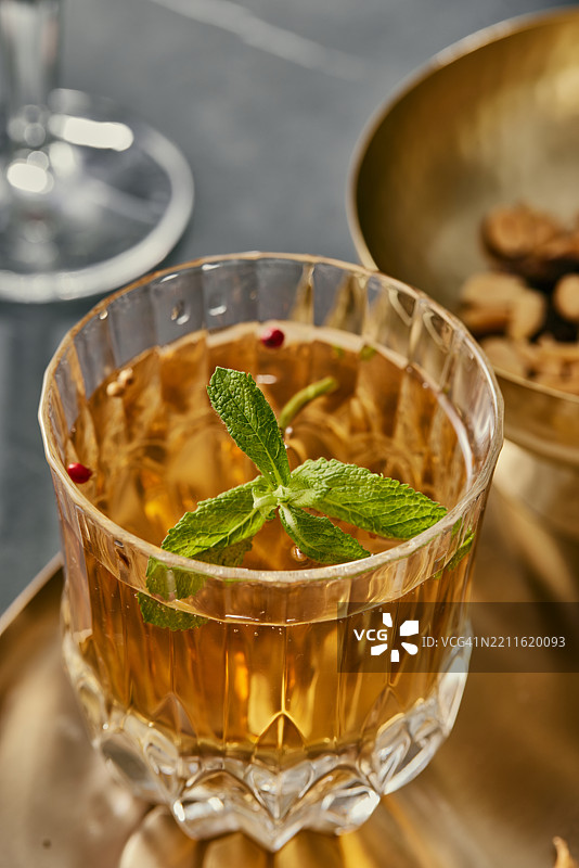 奢华鸡尾酒，昏暗氛围。为早午餐的优雅举杯。图片素材