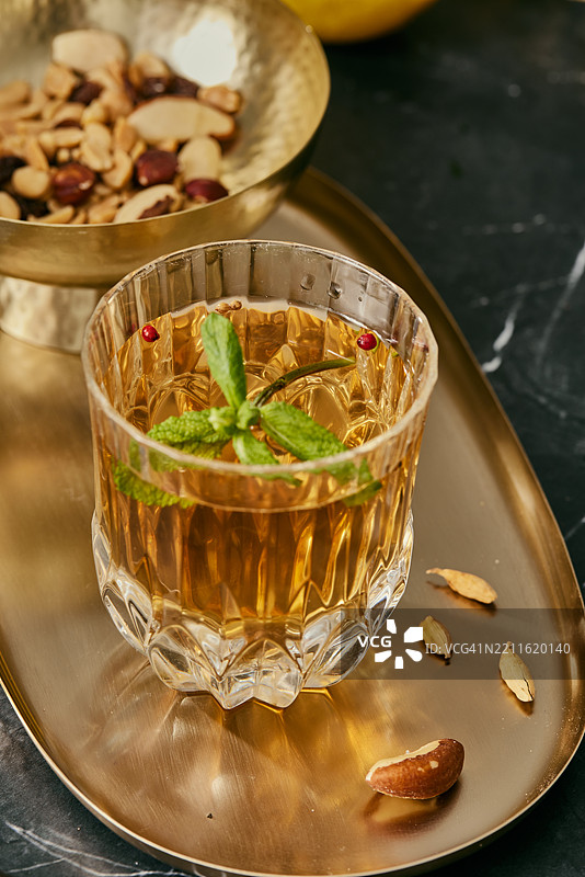 奢华鸡尾酒，昏暗氛围。为早午餐的优雅举杯。图片素材