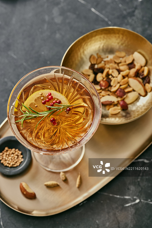 奢华鸡尾酒，昏暗氛围。为早午餐的优雅举杯。图片素材