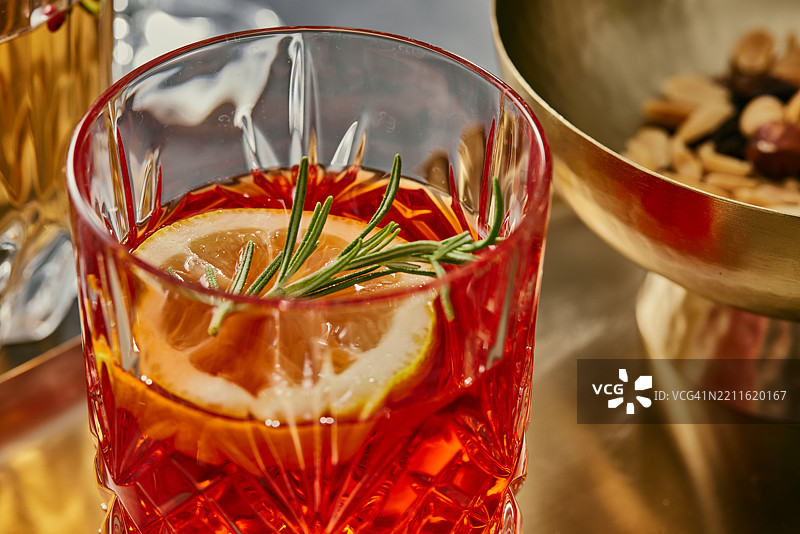 奢华鸡尾酒，昏暗氛围。为早午餐的优雅举杯。图片素材