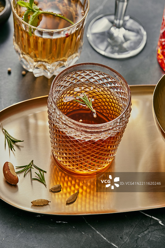 奢华鸡尾酒，昏暗氛围。为早午餐的优雅举杯。图片素材