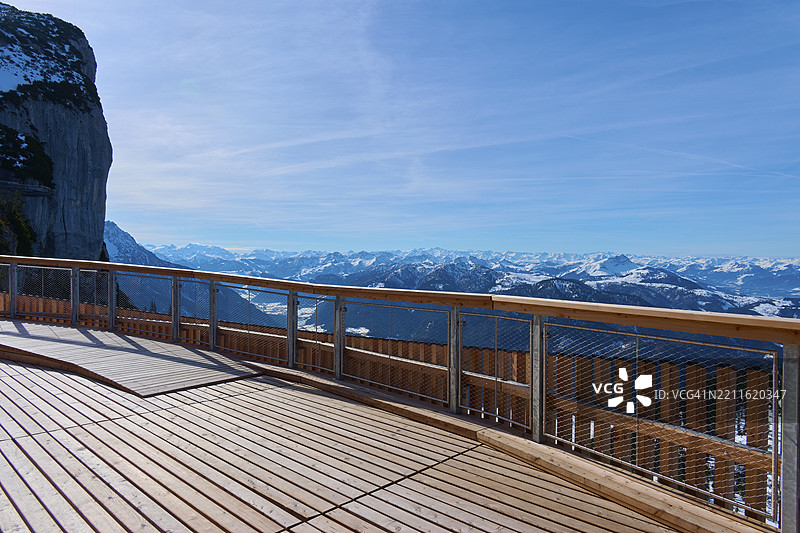 带围栏的木甲板提供了对奥地利蒂罗尔州瓦伊德林的斯坦普拉特雪山的广阔视野。图片素材