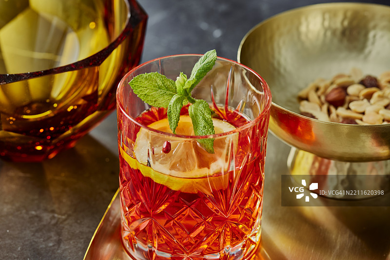 奢华鸡尾酒，昏暗氛围。为早午餐的优雅举杯。图片素材