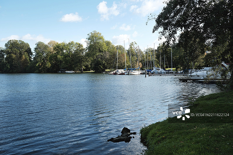 俯瞰德国布兰登堡州巴德萨罗的沙尔穆茨湖及其码头，欧洲图片素材