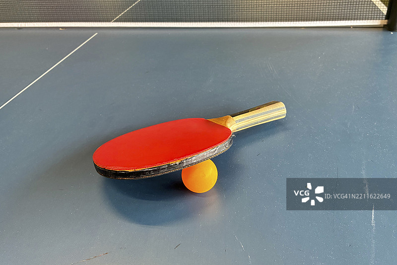 乒乓球桌、球拍和球，德国，欧洲图片素材