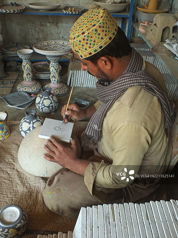 工作场所正在制作陶土陶器图片素材