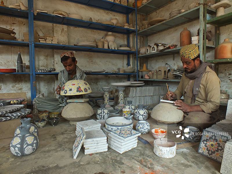 工作场所正在制作陶土陶器图片素材