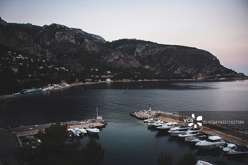 黄昏时分的埃兹港美景图片素材