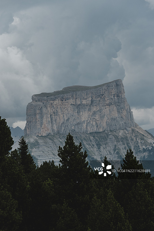 在戏剧性的天空下的艾吉山图片素材