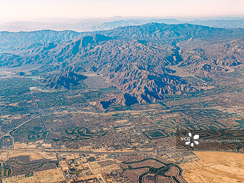 加利福尼亚州棕榈泉山脉沿线住宅的鸟瞰图图片素材