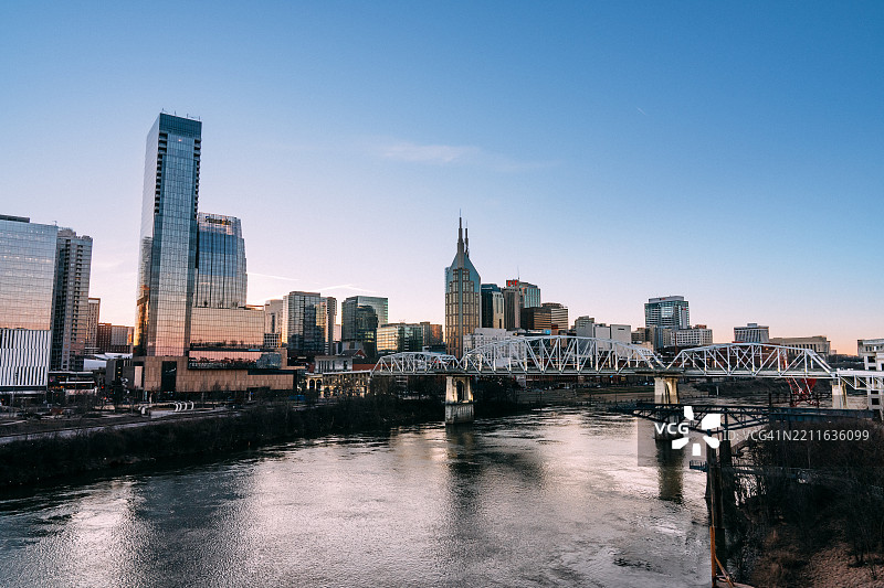 夕阳下从韩国退伍军人纪念桥俯瞰坎伯兰河和田纳西州纳什维尔市区天际线图片素材