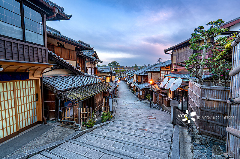 日本京都东山地区历史悠久的老城区上空绚丽的春季日出图片素材