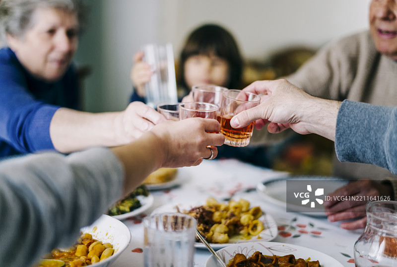 家庭聚会，举杯庆祝，享用传统美食图片素材