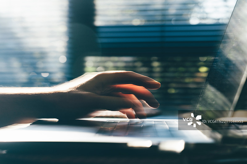 手动在笔记本电脑键盘上打字。图片素材