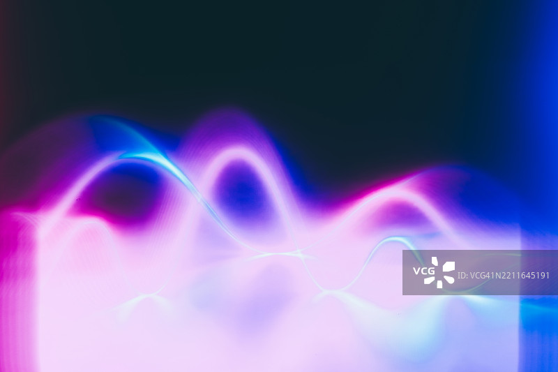 脉动的彩色线条波浪。图片素材