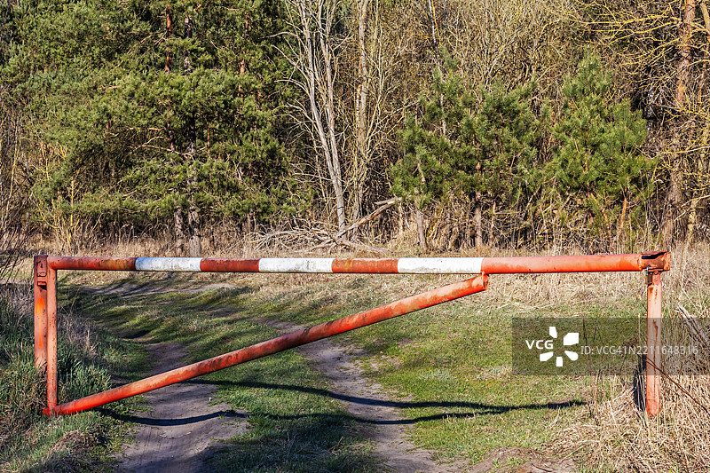 森林小径上的红白封闭障碍物图片素材
