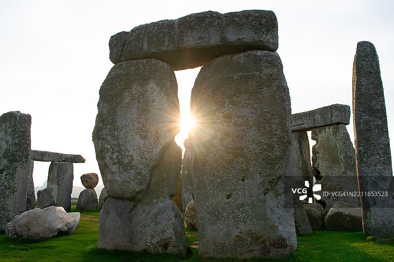 低角度视图的岩石与天空相对图片素材