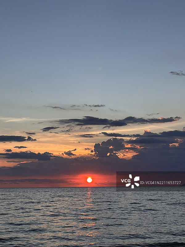 日落时分海面与天空的美丽景色图片素材