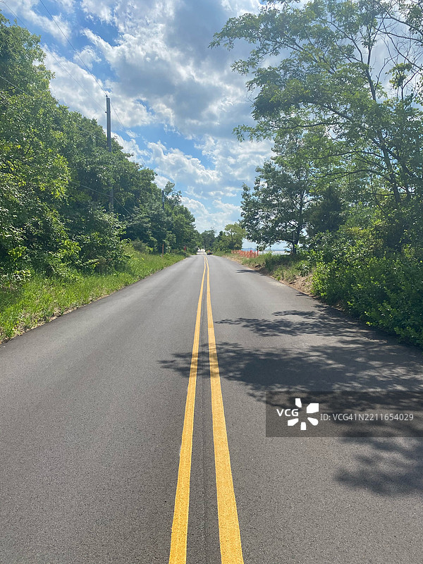 树木间的空旷道路，印第安纳州贝弗利海岸，美国图片素材