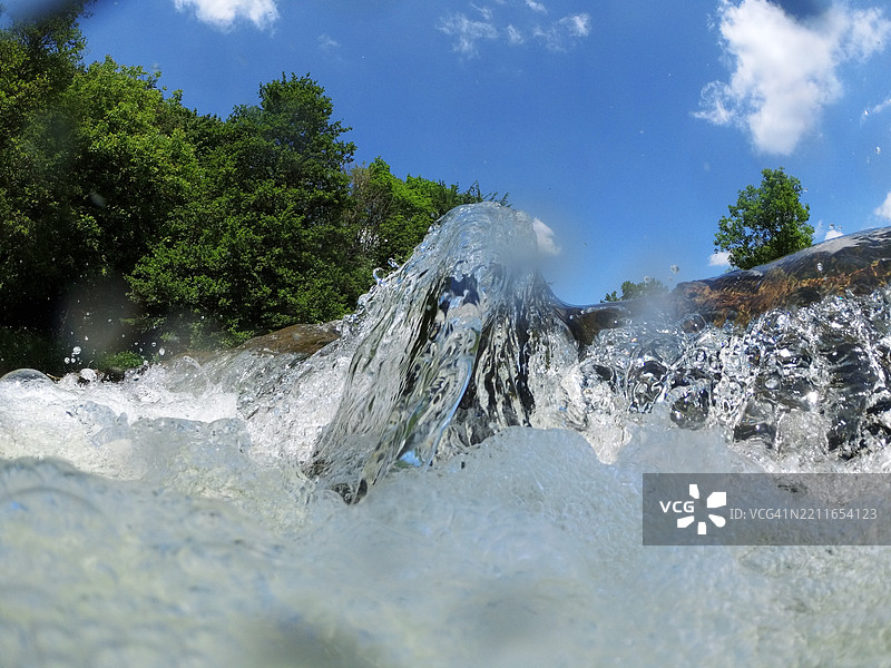 低角度视图的水花溅起与天空相映图片素材