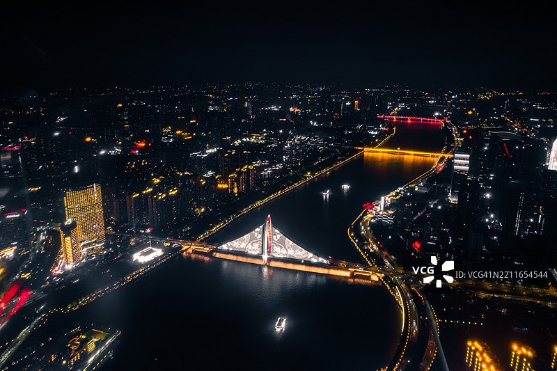 夜间高角度俯瞰照明桥梁图片素材