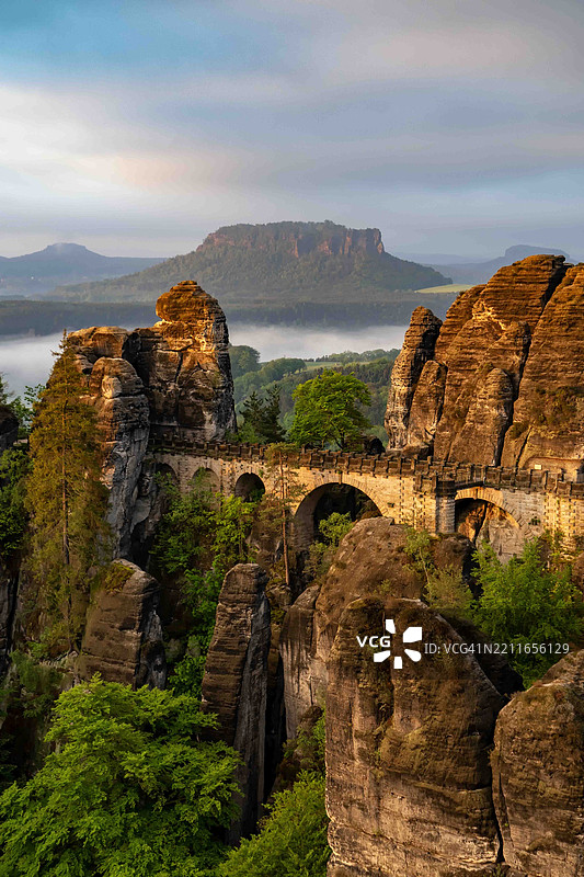 德意志萨克森瑞士巴斯泰的晨曦气氛图片素材