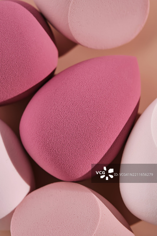 一组化妆海绵放在粉色背景上图片素材