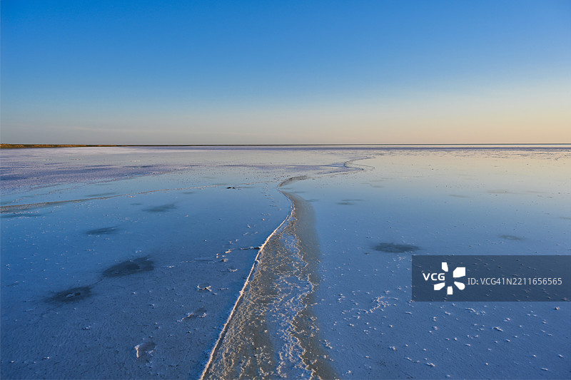 埃尔顿湖的盐线延伸至地平线图片素材