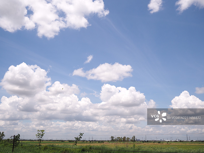 泰国科拉特的天空下田野的美丽景色图片素材