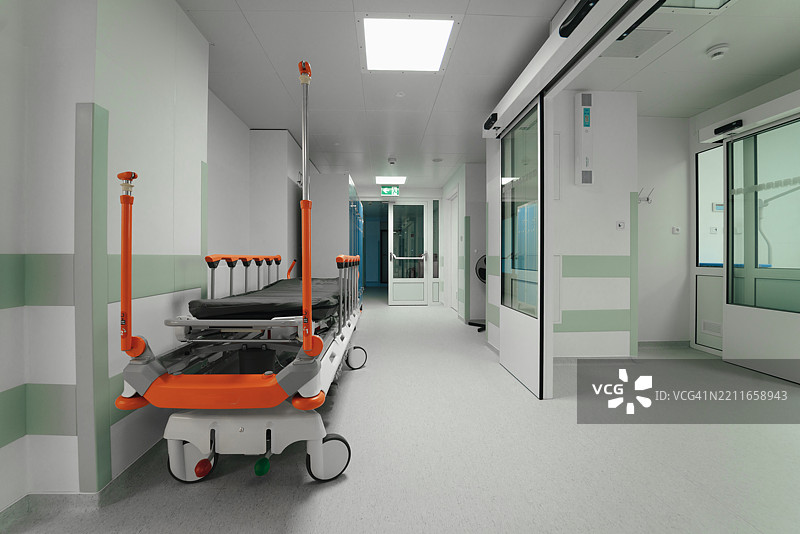 现代医疗设施中空荡荡的医院走廊，配有急救担架图片素材