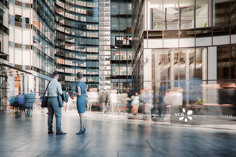 商业情侣在街上交谈图片素材