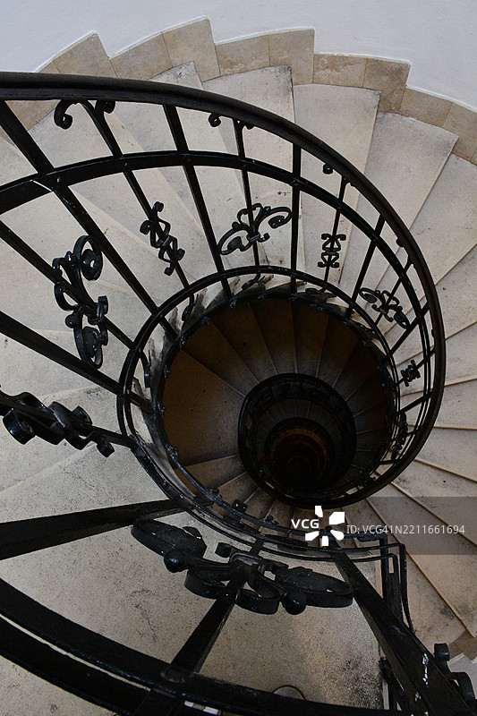 匈牙利布达佩斯圣斯蒂芬大教堂的螺旋楼梯图片素材
