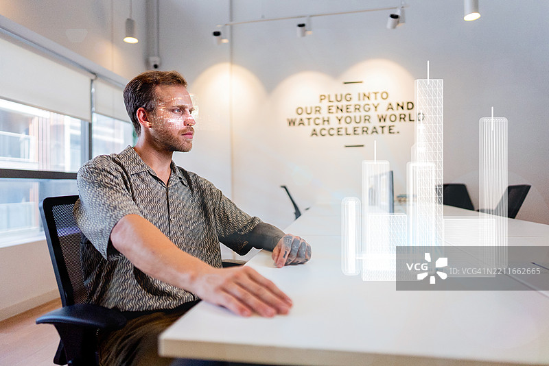 建筑师利用增强现实技术可视化智能城市项目图片素材