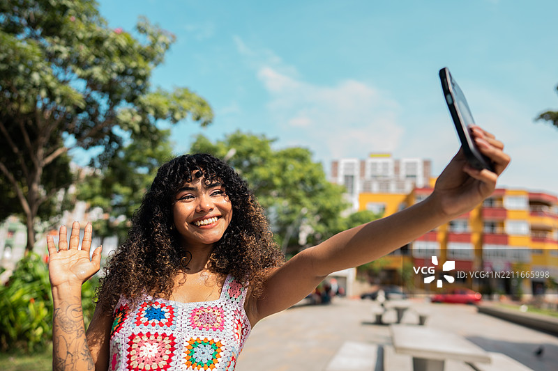 年轻女性在哥伦比亚布卡拉曼加的历史区自拍图片素材