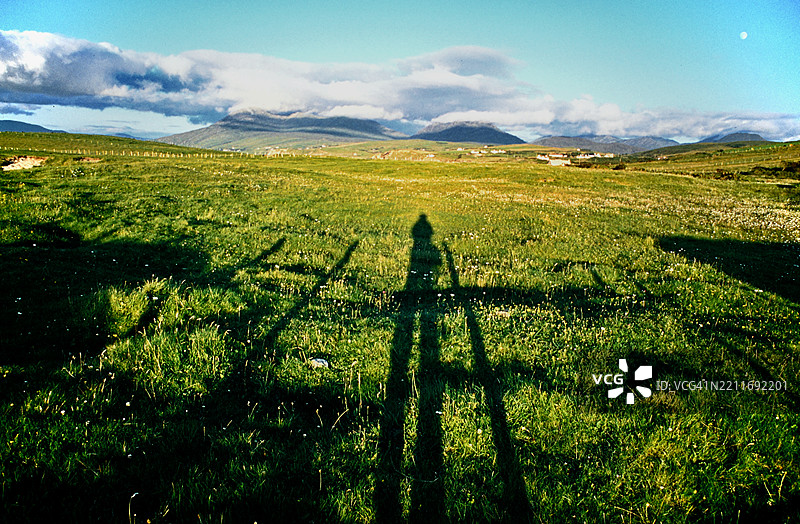 女人背对天空站在田野上图片素材