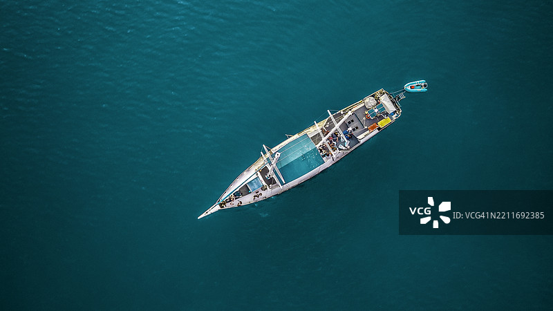 高角度视图的船只在海上图片素材