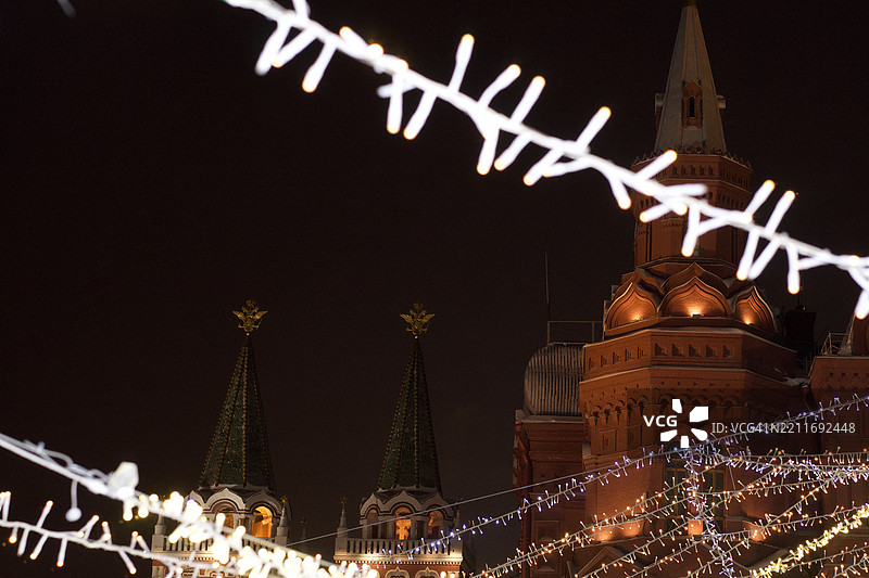夜空下，低角度拍摄的照亮大教堂的景象图片素材