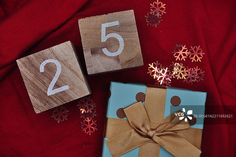 木制日历上的12月25日 - 圣诞快乐背景图片素材