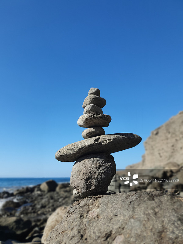 低角度视图的岩石与蓝天，拉斯帕尔马斯，加那利群岛，西班牙图片素材