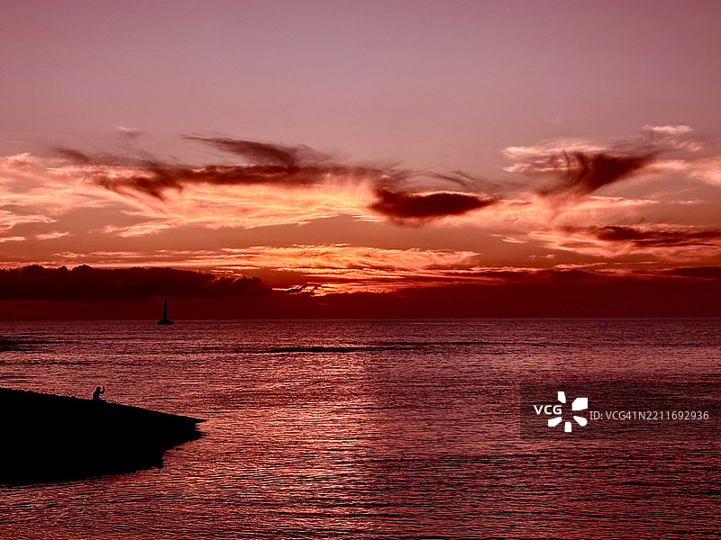 夏威夷，美国，橙色天空下的海景图片素材
