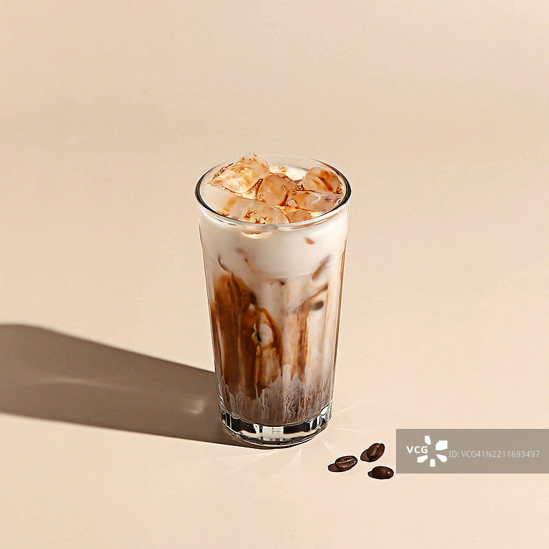 冰镇摩卡咖啡，配有浓缩咖啡、巧克力糖浆、牛奶和冰块，盛在玻璃杯中，背景为米色，地点：越南图片素材