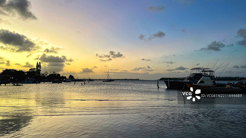 日落时分，特雷劳尼，康沃尔郡，牙买加的海洋与天空的美丽景色图片素材