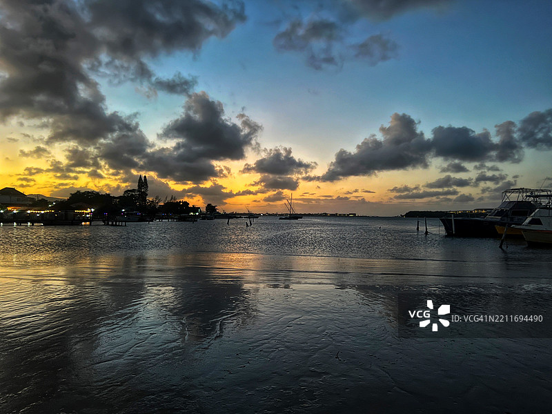 日落时分，特雷劳尼，康沃尔郡，牙买加的海洋与天空的美丽景色图片素材