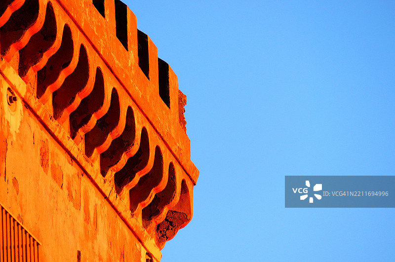 低角度视图的建筑与晴朗的蓝天相映衬图片素材