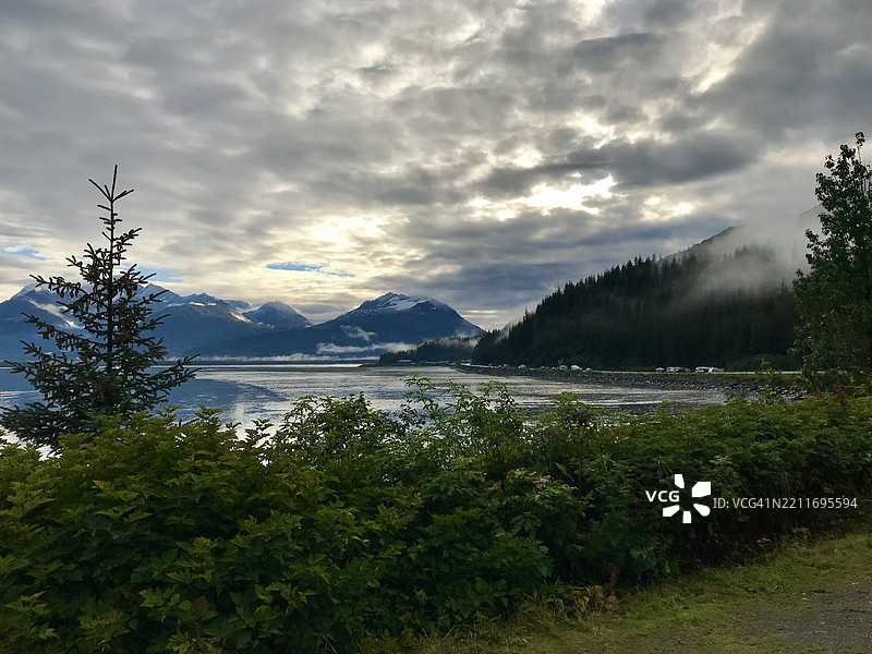 阿拉斯加州瓦尔迪兹的湖泊与天空的美丽景色图片素材