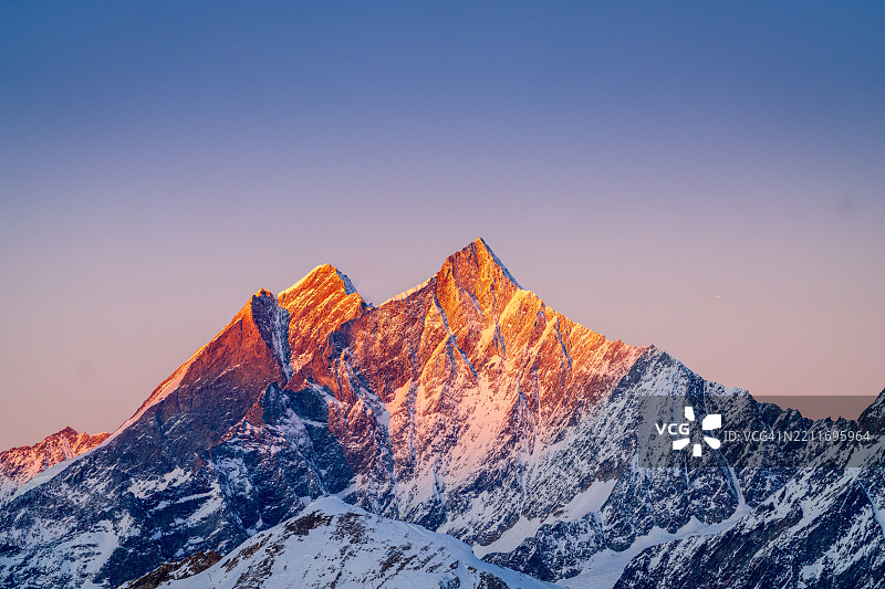 雪山在晴朗天空下的美丽景色图片素材