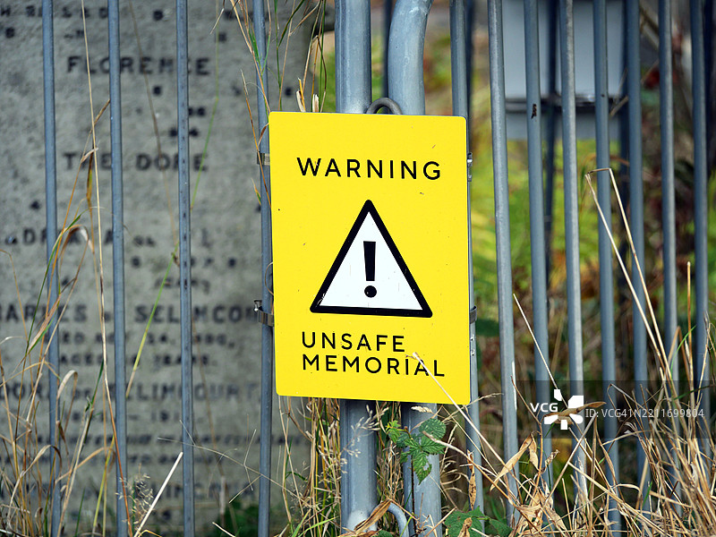 废弃墓碑前的危险警告标志特写，伦敦，英格兰，英国图片素材