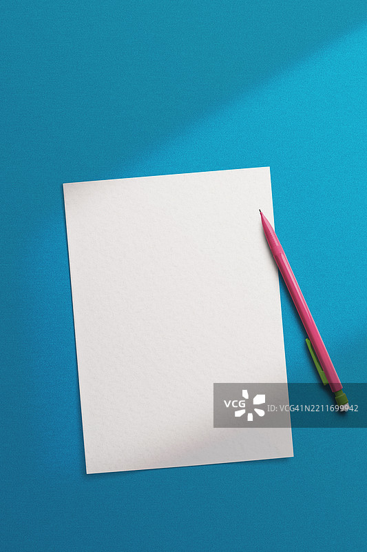 空白纸张与钢笔的样机图片素材