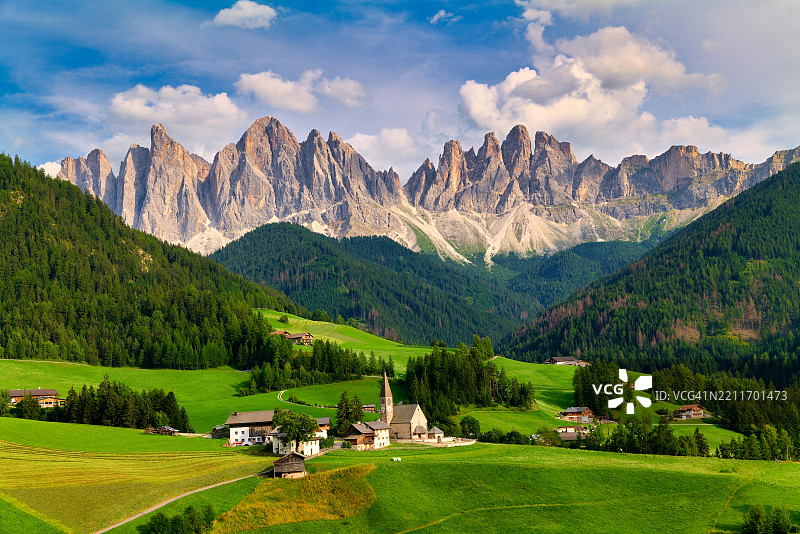 意大利南蒂罗尔弗尼斯谷的奥德尔山脉全景图片素材