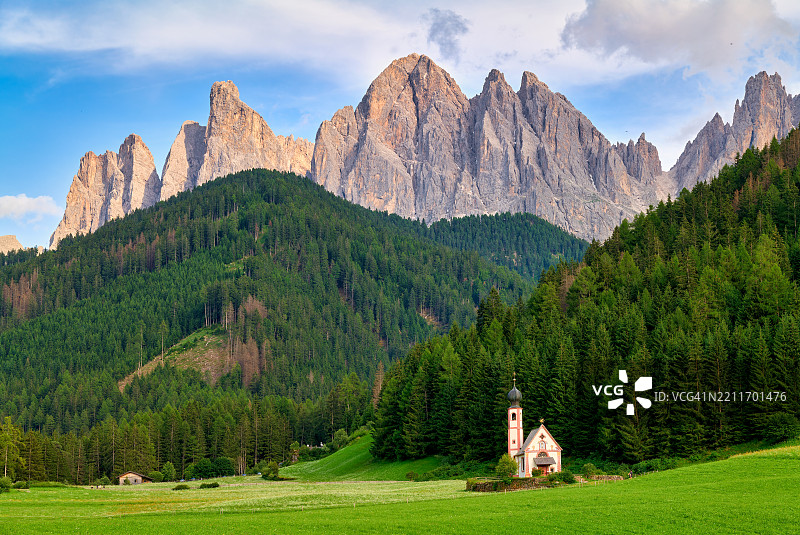 意大利南蒂罗尔弗尼斯谷圣约翰教堂图片素材